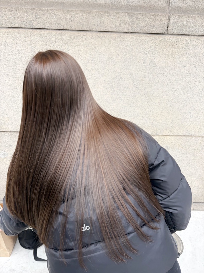 自然光でも艶が続く髪質改善ストレート。大阪長堀橋UNITEの美髪矯正の仕上がり例